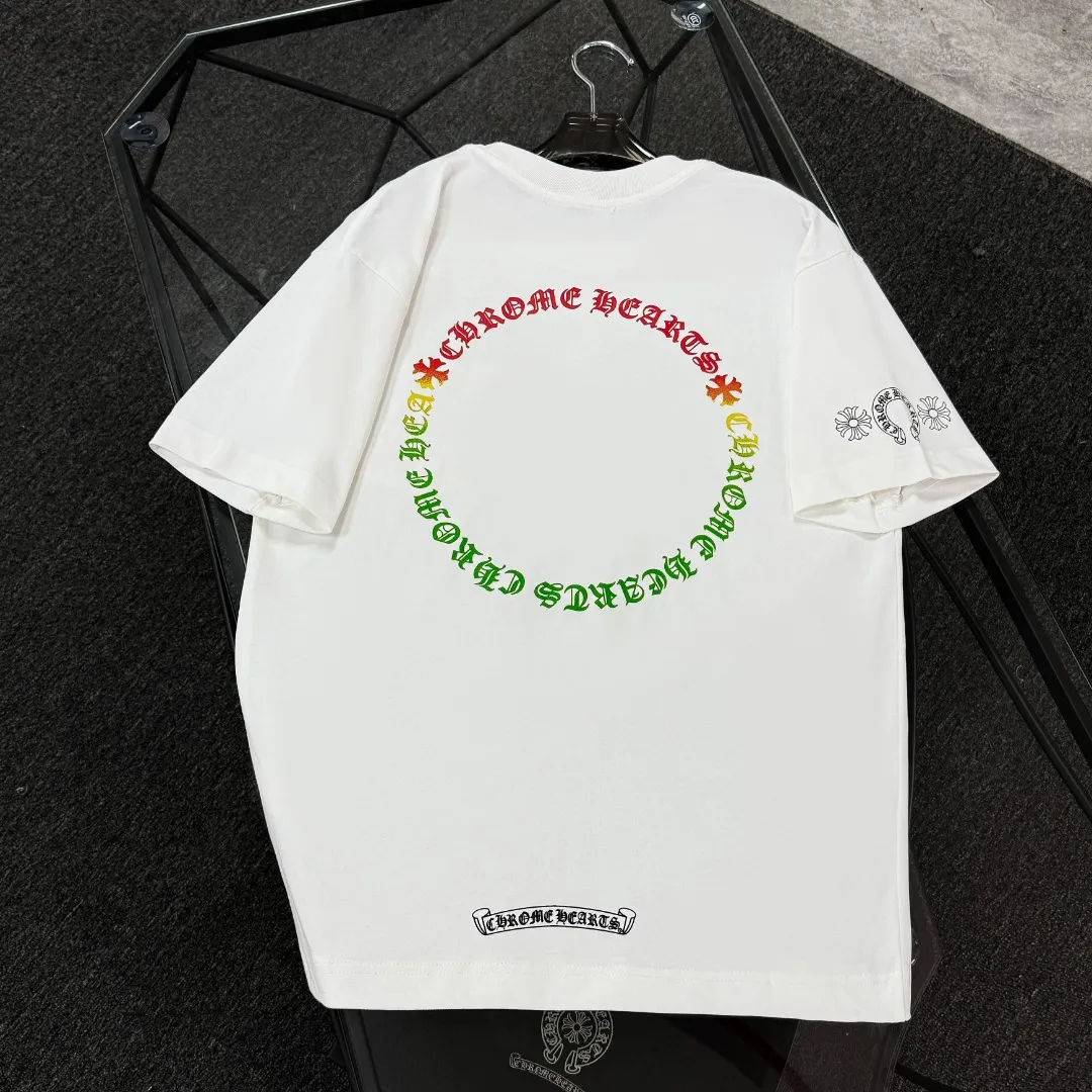 P170 Chrome Hearts Chrome Hearts 25 high version. The fabric is made of 300g high-density pure cotton. It does not deform or shrink. It has three labels. It is the same style for men and women. Technology: Gradient digital printing. Color: White. Black. SIZE: S-XL.